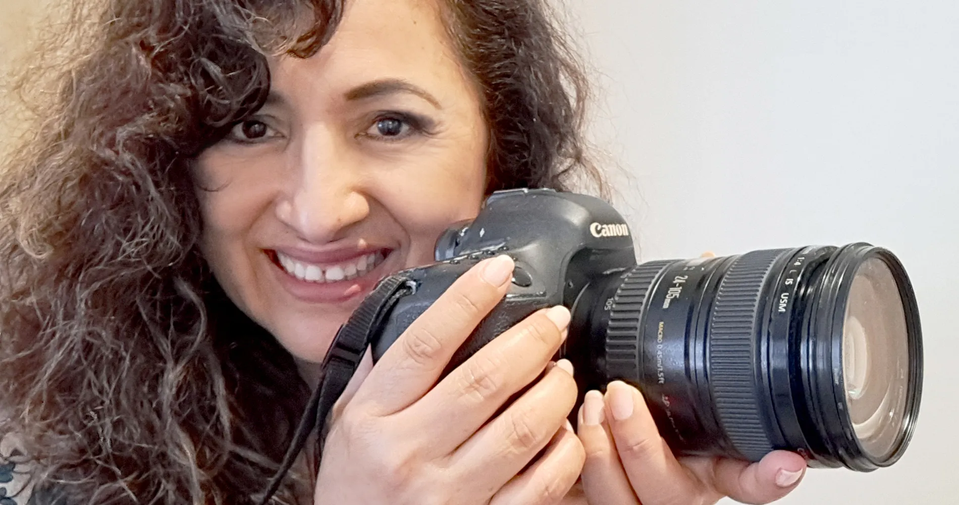 Mariluz mit ihrer Kamera, Fotografin und Videografin mit über 20 Jahren Erfahrung